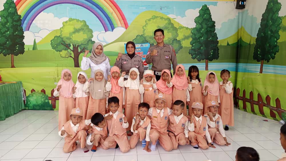 Polisi Sahabat Anak, Satlantas Polres Lumajang Kenalkan Tertib Lalu Lintas Sejak Dini di TK Dharma Wanita