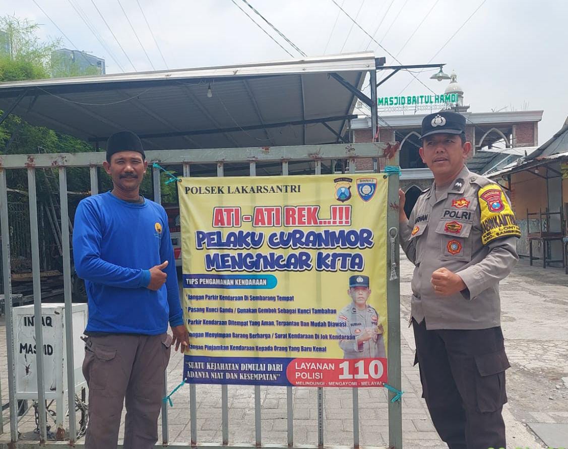 Antisipasi Curanmor, Bhabinkamtibmas Lontar Lakarsantri Pasang Banner Imbauan di Area Parkir Masjid