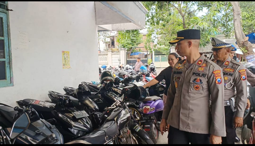 Kapolsek Sawahan Cek Parkiran SMKN 2 Surabaya