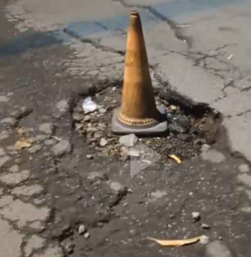 Lubang Jalan di Lingkar Emas Masjid Al-Akbar Berbahaya, Warga Minta Perbaikan Segera Dilakukan