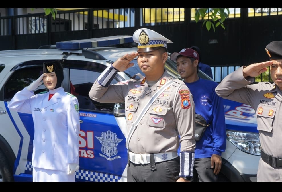 Satlantas Polres Pasuruan Ajak Para Pengendara Hormat Bendera di Detik-Detik Proklamasi di Jalan Raya