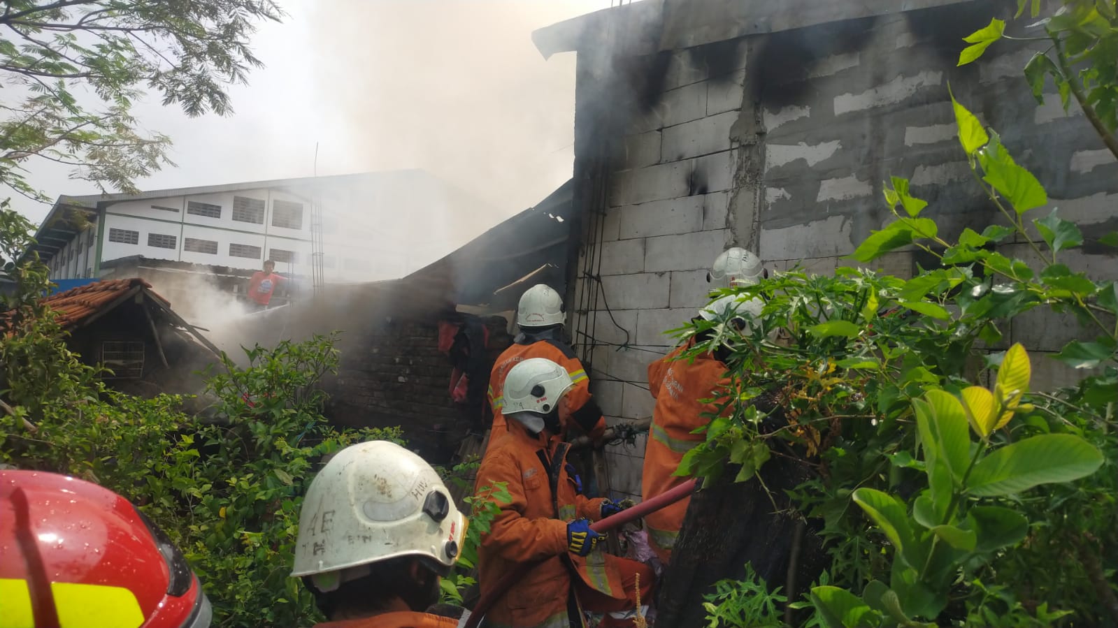 Diduga Korsleting, Rumah Dua Lantai di Jalan Kesatrian Surabaya Terbakar