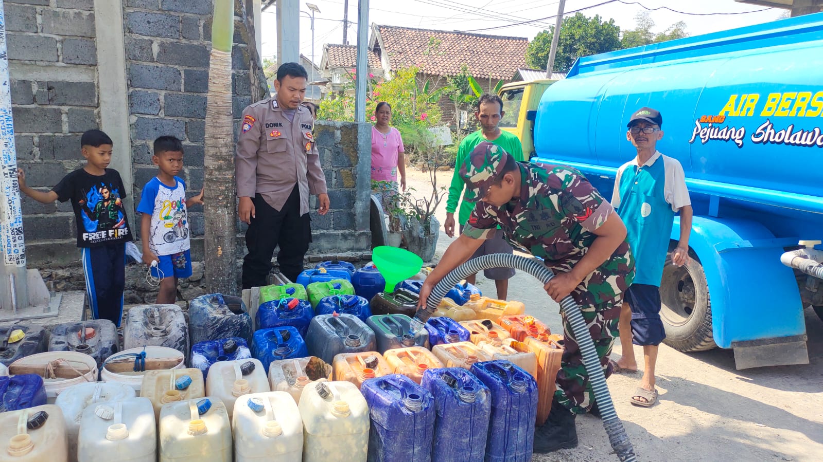 Polsek Sambeng Salurkan Air Bersih di Gempolmanis dan Barurejo