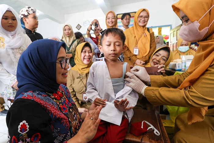 Imunisasi Serentak dan Cek Kesehatan Gratis di Surabaya, Pemkot Lindungi Anak dari Campak hingga Kanker