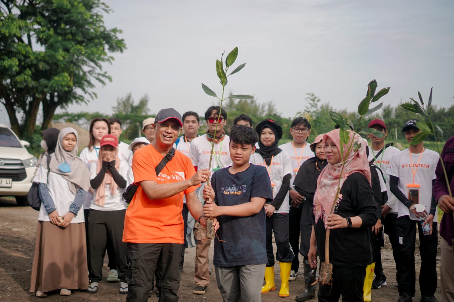 Lindungi Pesisir dari Abrasi, Pelajar SMP Surabaya Tanam 18.200 Mangrove