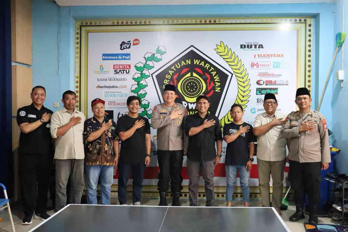 Kapolres Mojokerto Kota Kunjungi Kantor PWI, Pererat Sinergi dengan Media