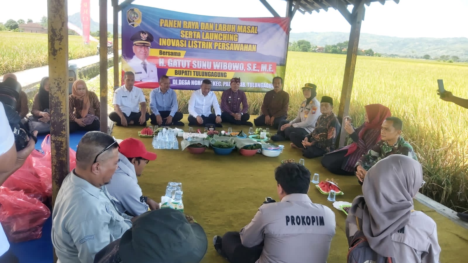 Bupati Gatut Sunu Bersama Petani Ngrance Panen Raya Sekaligus Launching Inovasi Listrik Persawahan