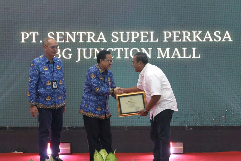 Pemkot Surabaya Beri Penghargaan 27 Pelaku Usaha yang Berkomitmen Menjaga Lingkungan