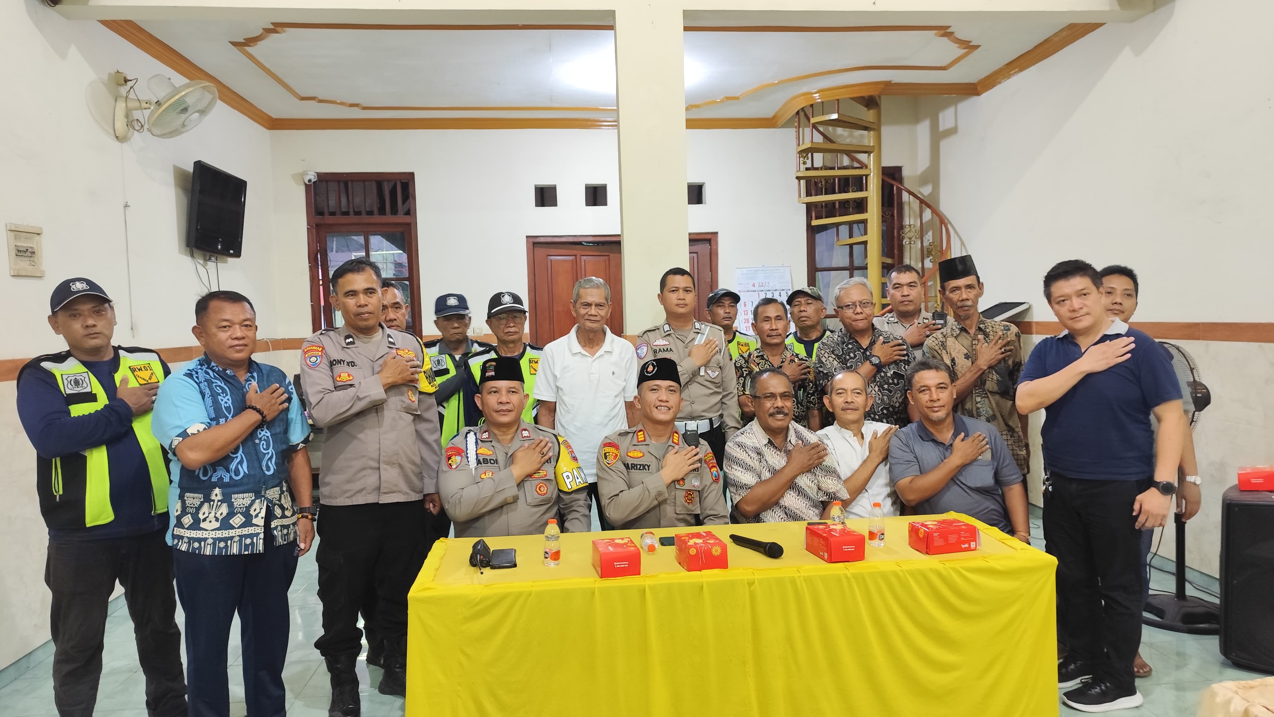 Polsek Bubutan Giat Cangkrukan dengan Warga Tembok Dukuh, Jalin Keakraban dan Bahas Keamanan