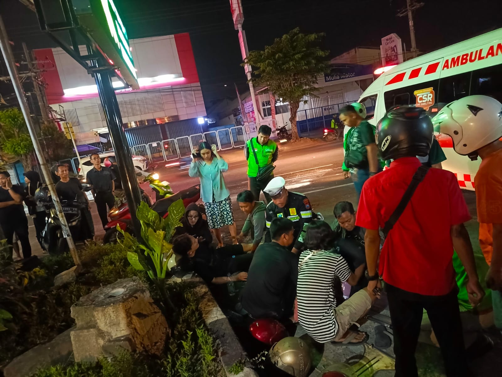 Sinergi Ojol, Warga dan Polisi di Gresik Selamatkan Korban Kecelakaan