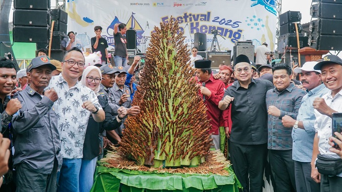 Resmikan KDMP, Desa Randuboto Gresik Hadirkan Tumpeng Sate Kerang Setinggi 1,5 Meter