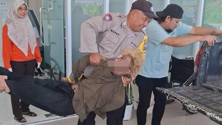 Cari Rumput, Lansia Jombang Dibacok Anjal