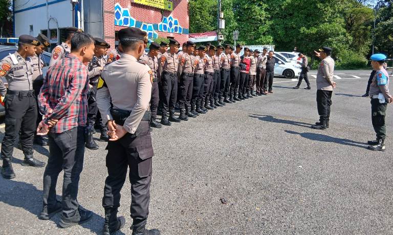 Polsek Gayungan Amankan Jalur Wisuda Santri Pagar Nusa di Bundaran Waru