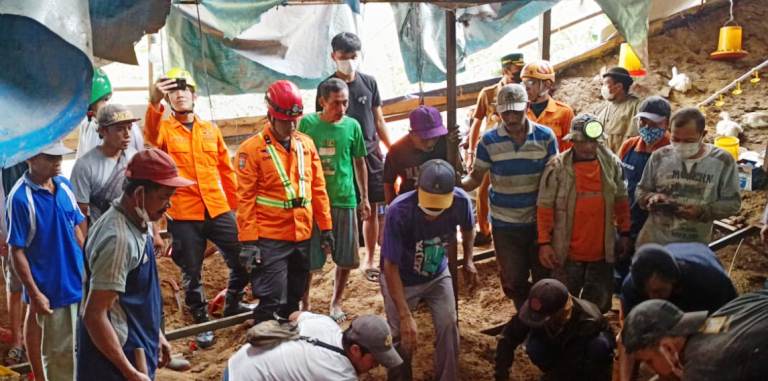 Kandang Ayam Ambruk di Wonosari Malang Telan Dua Pekerja