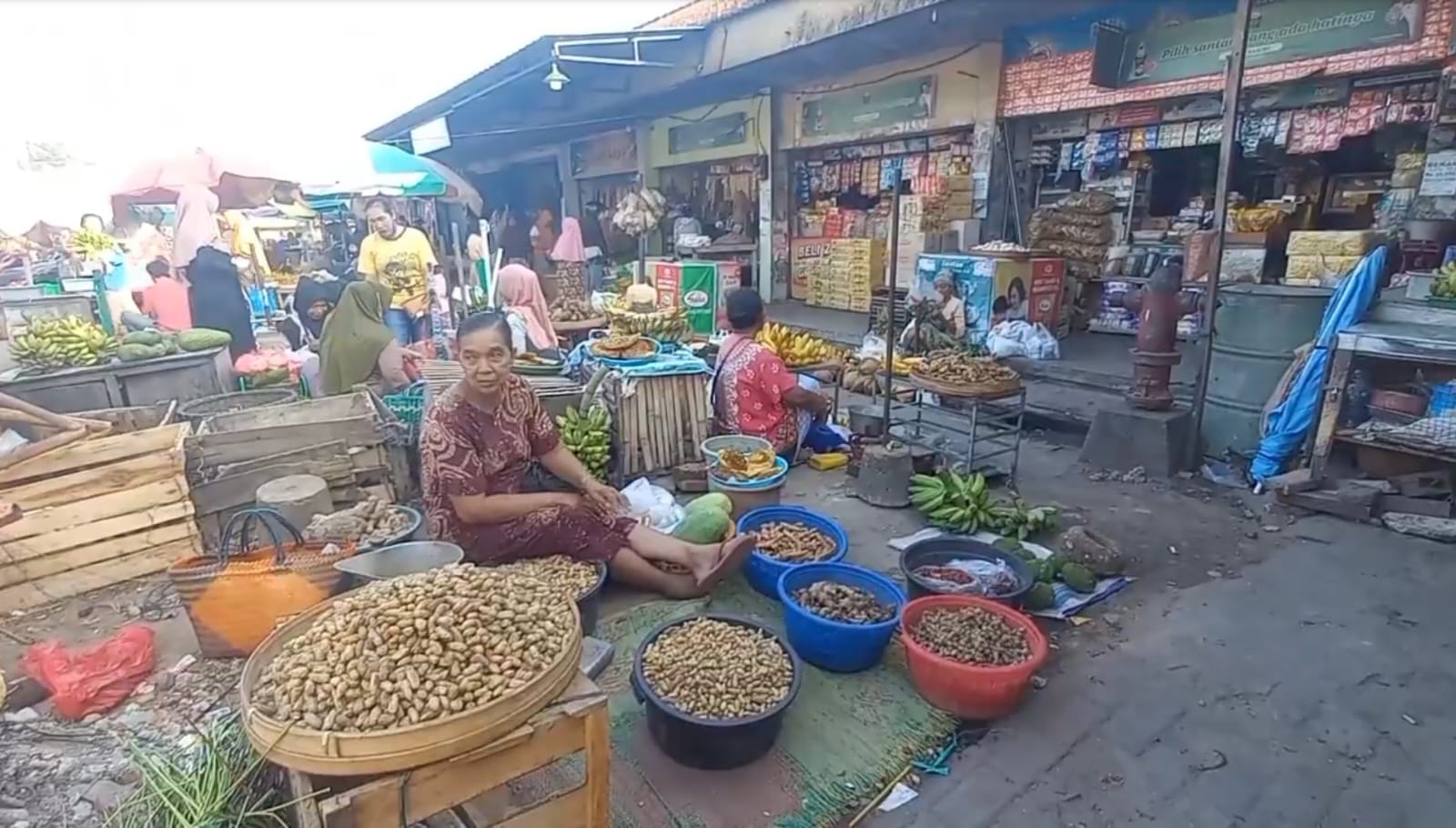 Pedagang Ojokan di Pasar Dolopo Akan Ditertibkan