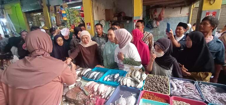 Borong Bapok di Pasar Soponyono, Khofifah Inginkan Masyarakat Sehat