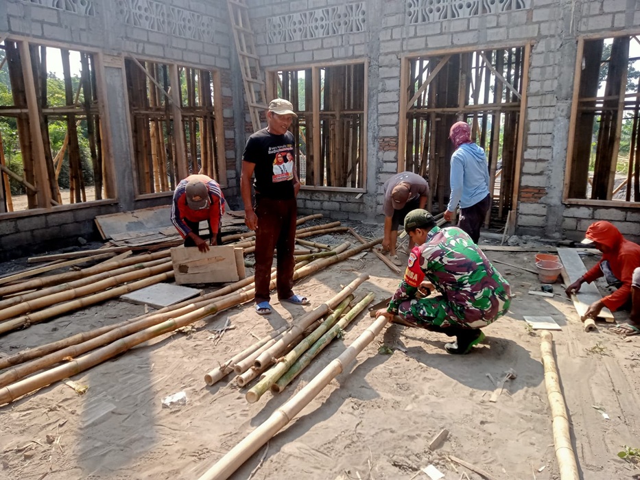 Babinsa Tempeh Kidul Bantu Warga Bangun Masjid Nurul Anwar di Lumajang