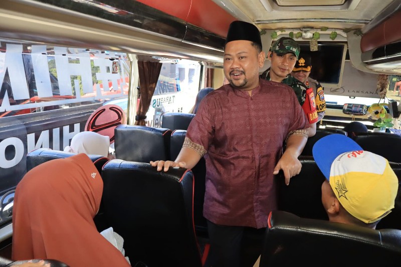 Bupati Gresik Berangkatkan 750 Peserta Mudik Gratis dengan 15 Armada Bus