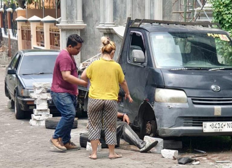 Roda Mobil Milik Kontraktor Digerinda, Jan Hwa Diana Dilaporkan ke Polisi
