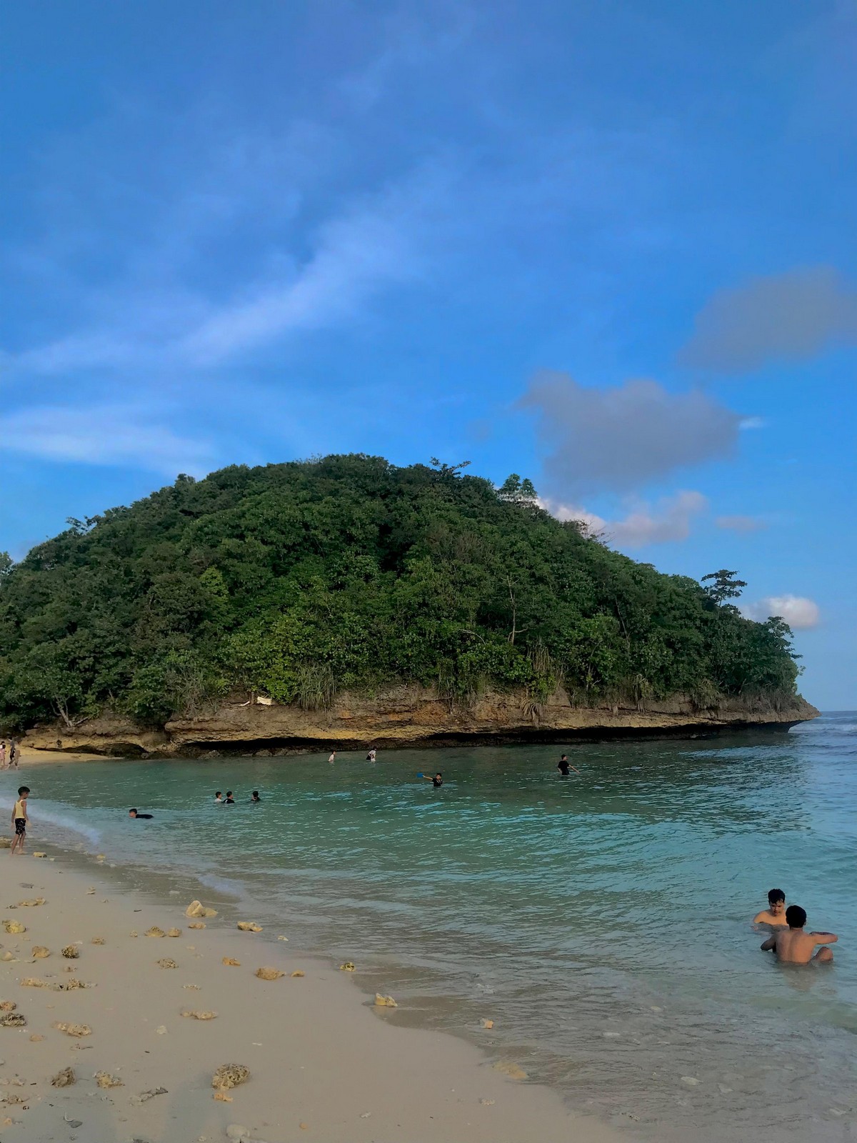 Pantai Teluk Asmara Malang, Surga Tersembunyi yang Bikin Jatuh Cinta