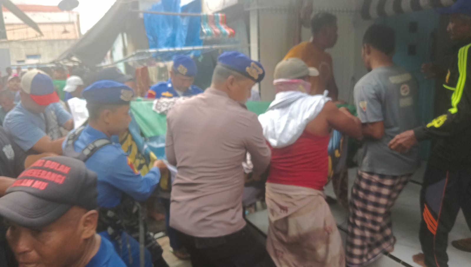 Nelayan Ditemukan Meninggal Dunia Mengapung, Satpolairud Polres Gresik Bantu Lakukan Evakuasi