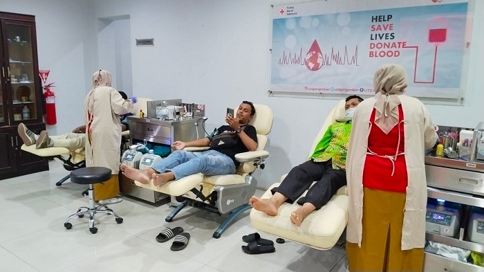 Warga Jember Antusias Donor Darah Sambut HUT PMI Ke-81