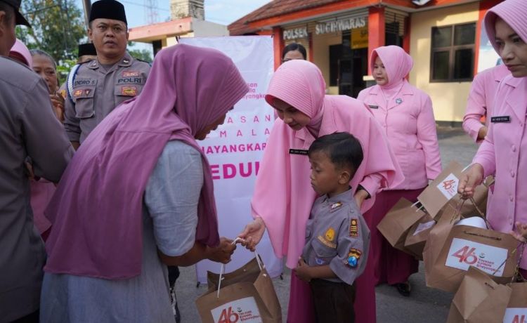 Kapolres Bojonegoro dan Siswa TK Kemala Bhayangkari 67 Sugihwaras Berbagi Takjil