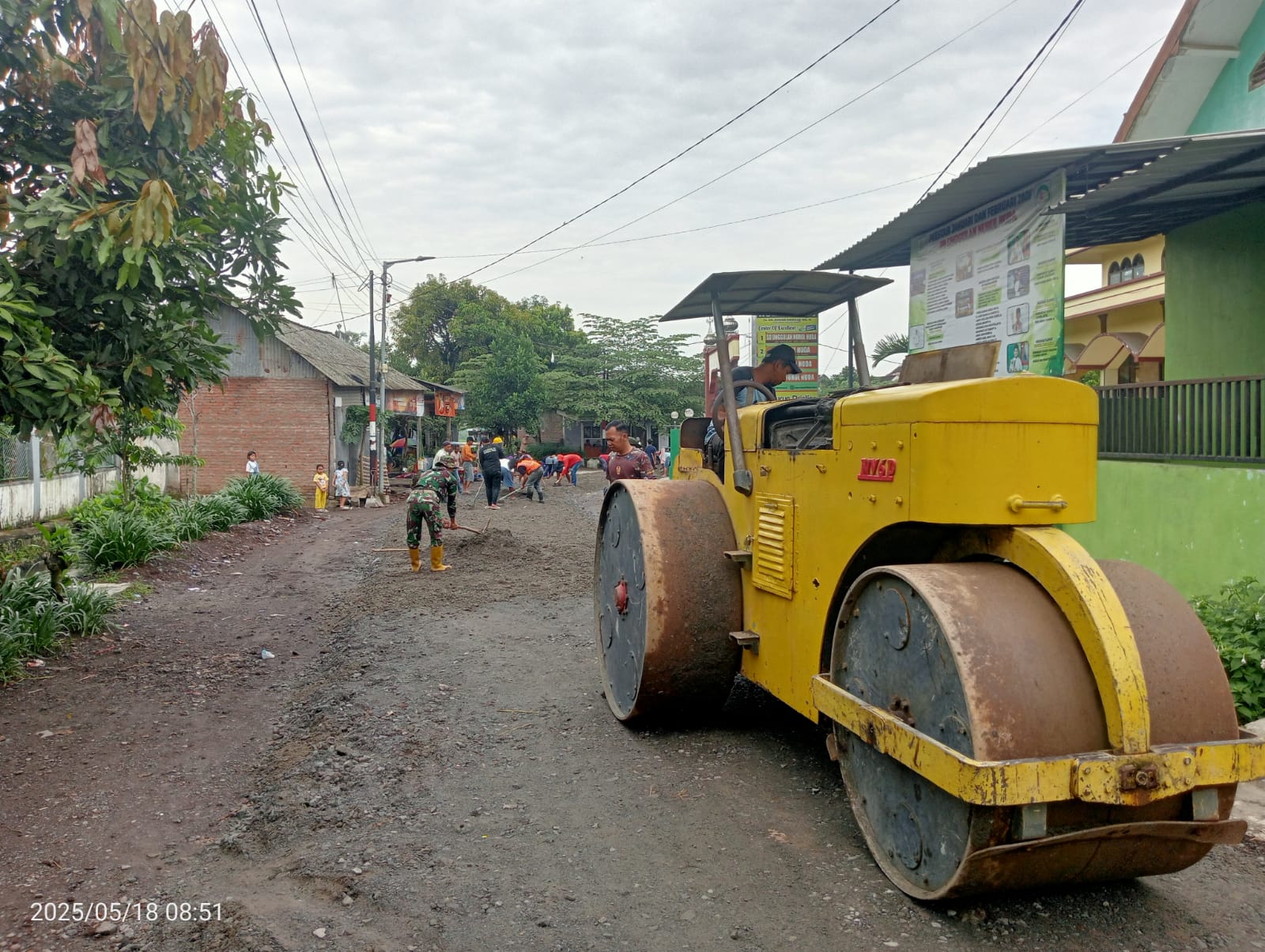 Meski Minggu Satgas TMMD Garap Peningkatan Jalan Aspal 200 Meter, Segera Hadirkan Kenyamanan Bagi Warga