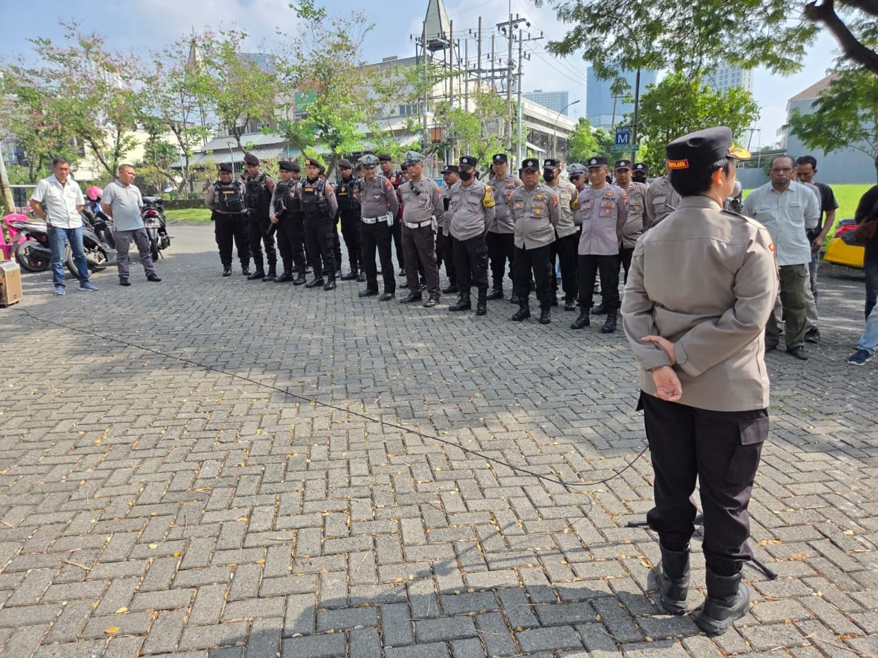 Polsek Dukuh Pakis Siagakan Puluhan Personel Amankan Unjuk Rasa di Graha Famili