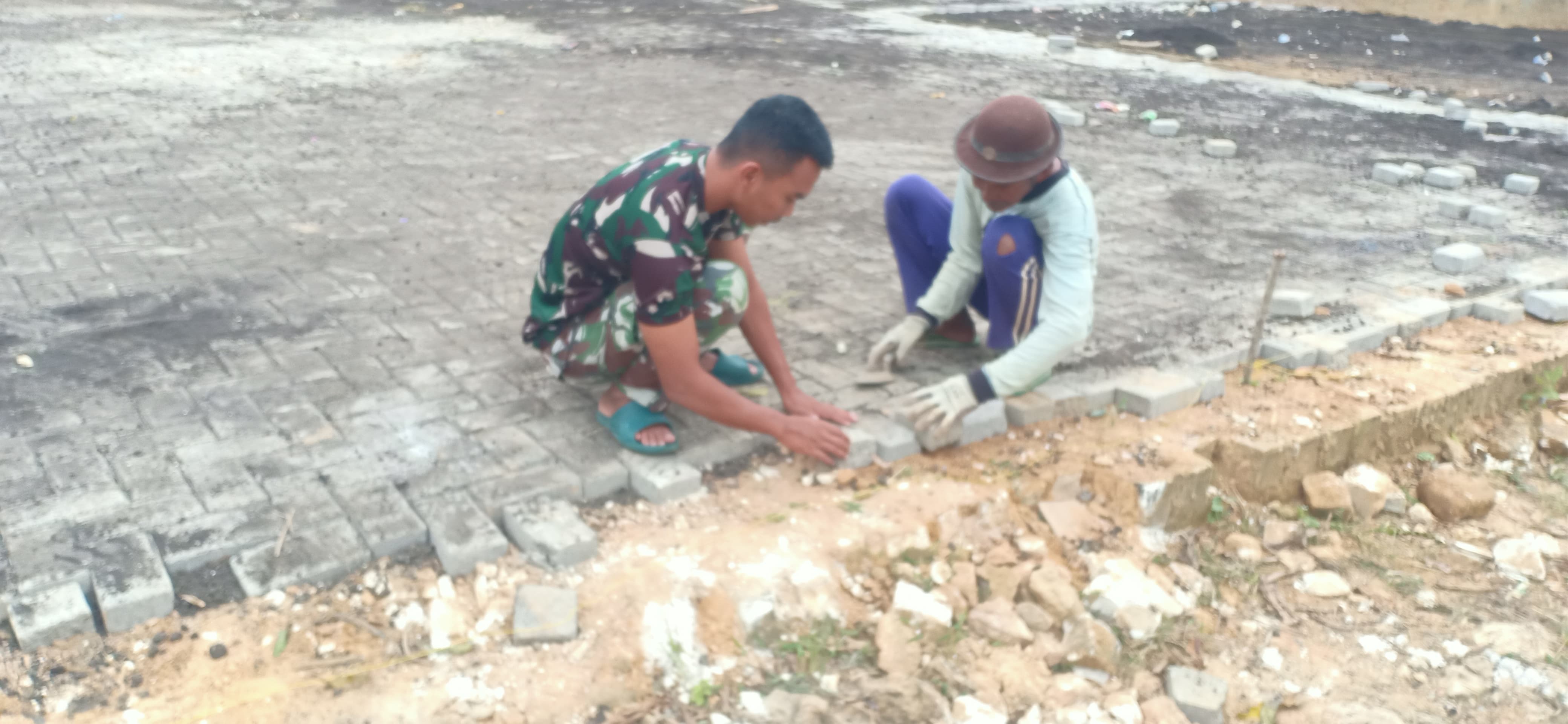 Satgas TMMD Ke-127 Kodim 0827/Sumenep Pasang Paving Block di Yayasan Miftahul Ulum