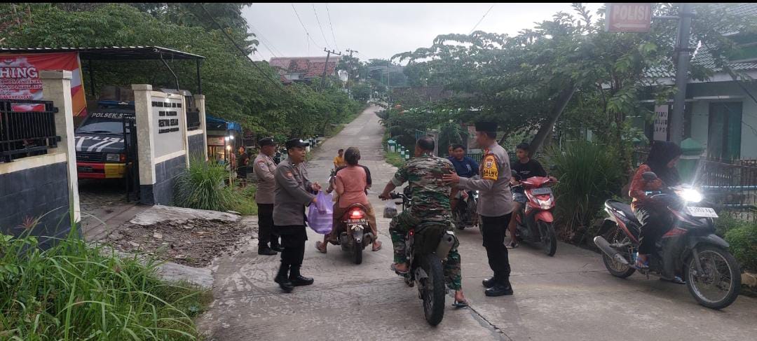 Bulan Penuh Berkah, Kapolsek Sekar Beserta Anggota Berbagi Takjil untuk Pengendara