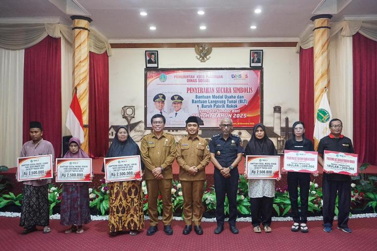 Wali Kota Pasuruan Serahkan Ratusan BLT dan Bantuan Modal Usaha dari DBHCHT 2025
