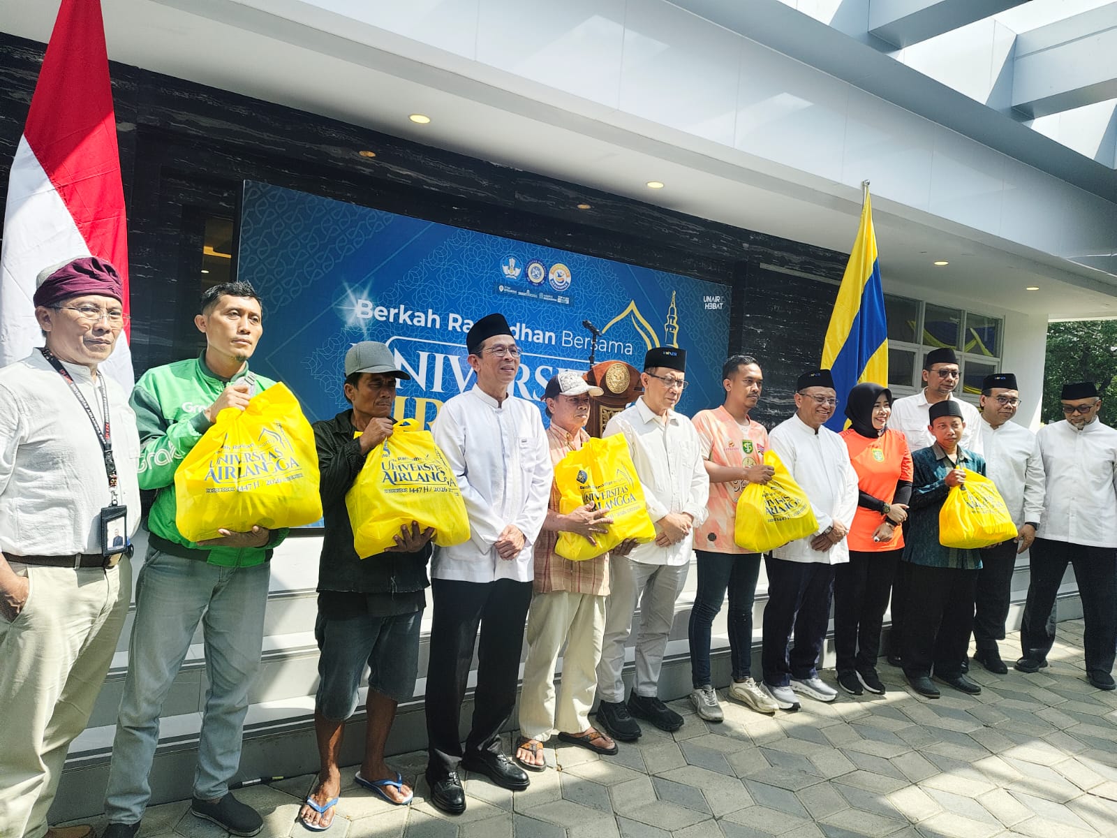Unair Sebar 10 Ribu Paket Sembako Ramadan ke 18 Daerah di Jatim