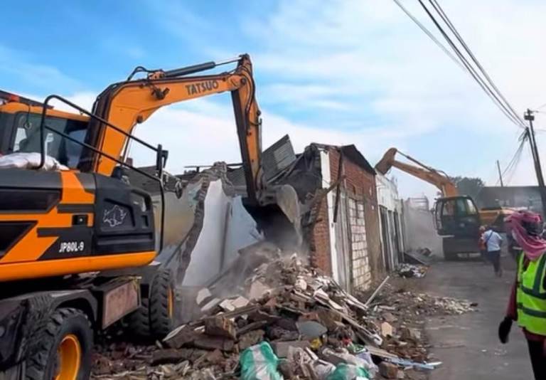 Pemkot Surabaya Ratakan Bangunan Bekas Pasar Simomulyo