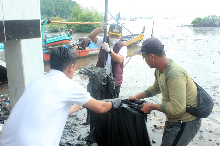 Kerja Bakti Bersama Masyarakat Utara, Mas Adi Minta Warga Tak Membuang Sampah di Sungai