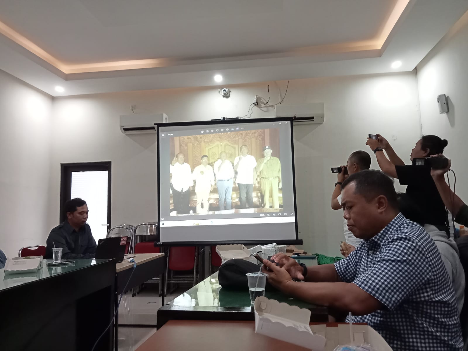 Foto ASN dengan Gestur Satu Jari Bersama Cabup Tulungagung Tidak Melanggar UU Pilkada 