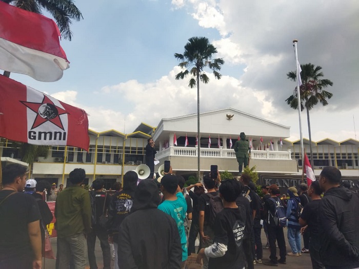 Demo Pasar Tanjung Jember Ricuh, Kadiskopumdag Pingsan dan Massa Lempar Tomat