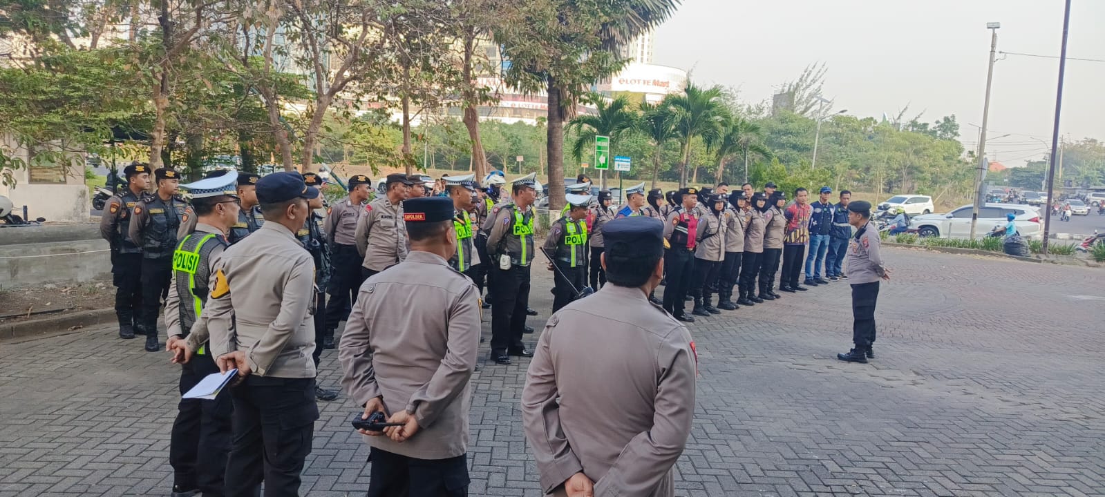 Polsek Lakarsantri Gelar Apel Pengamanan Kunjungan Presiden di PTC Pakuwon Mall