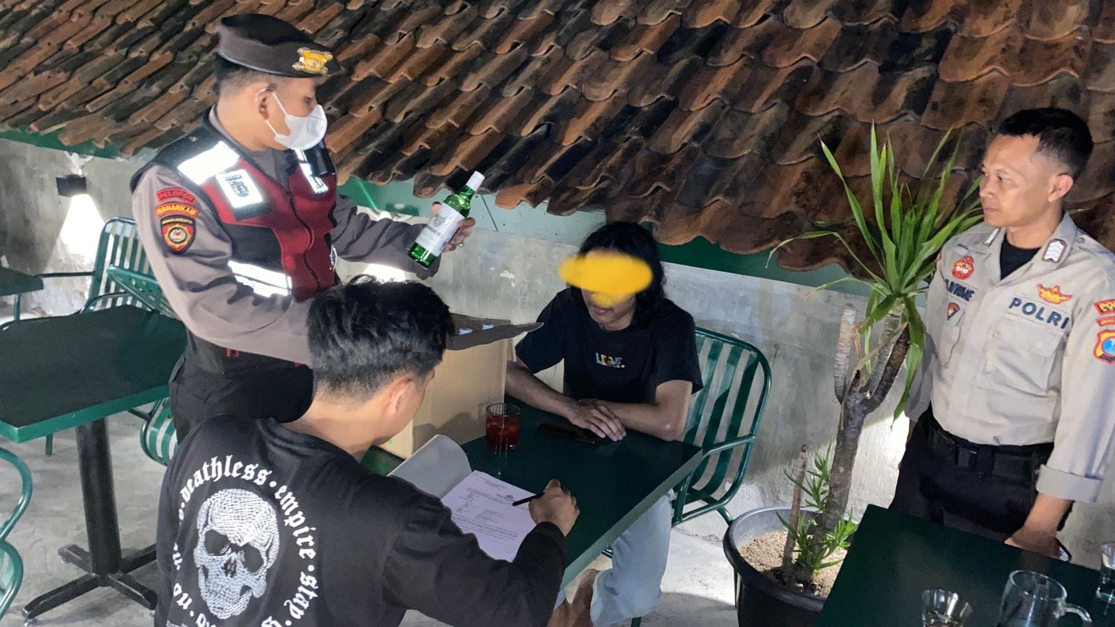 Respons Dumas, Sat Samapta Polres Kediri Kota Amankan Puluhan Botol Miras