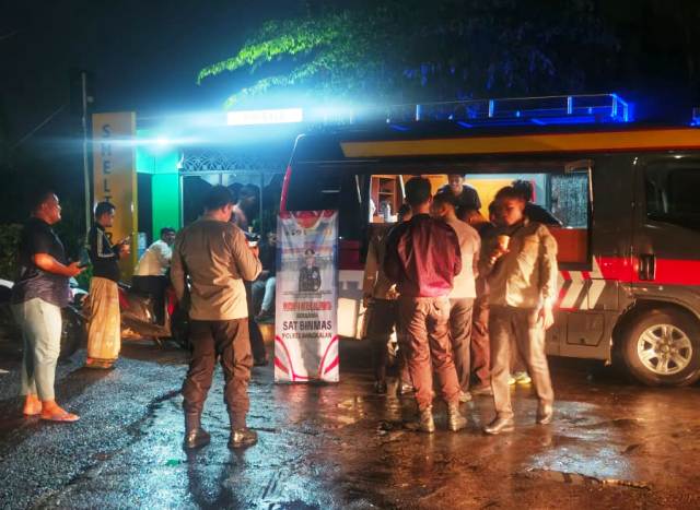Polres Bangkalan Gelar Kopling Satbinmas Bareng Warga di Ruas Jalan Kinibalu