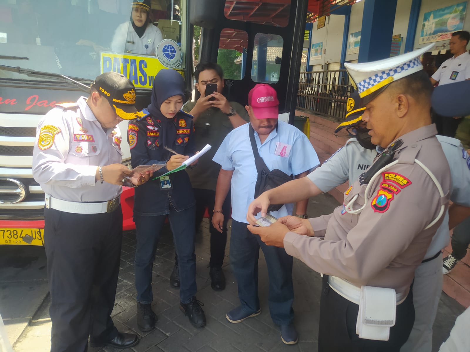 Jelang Nataru, Puluhan Sopir Bus Terminal Gayatri Tulungagung Jalani Tes Urine