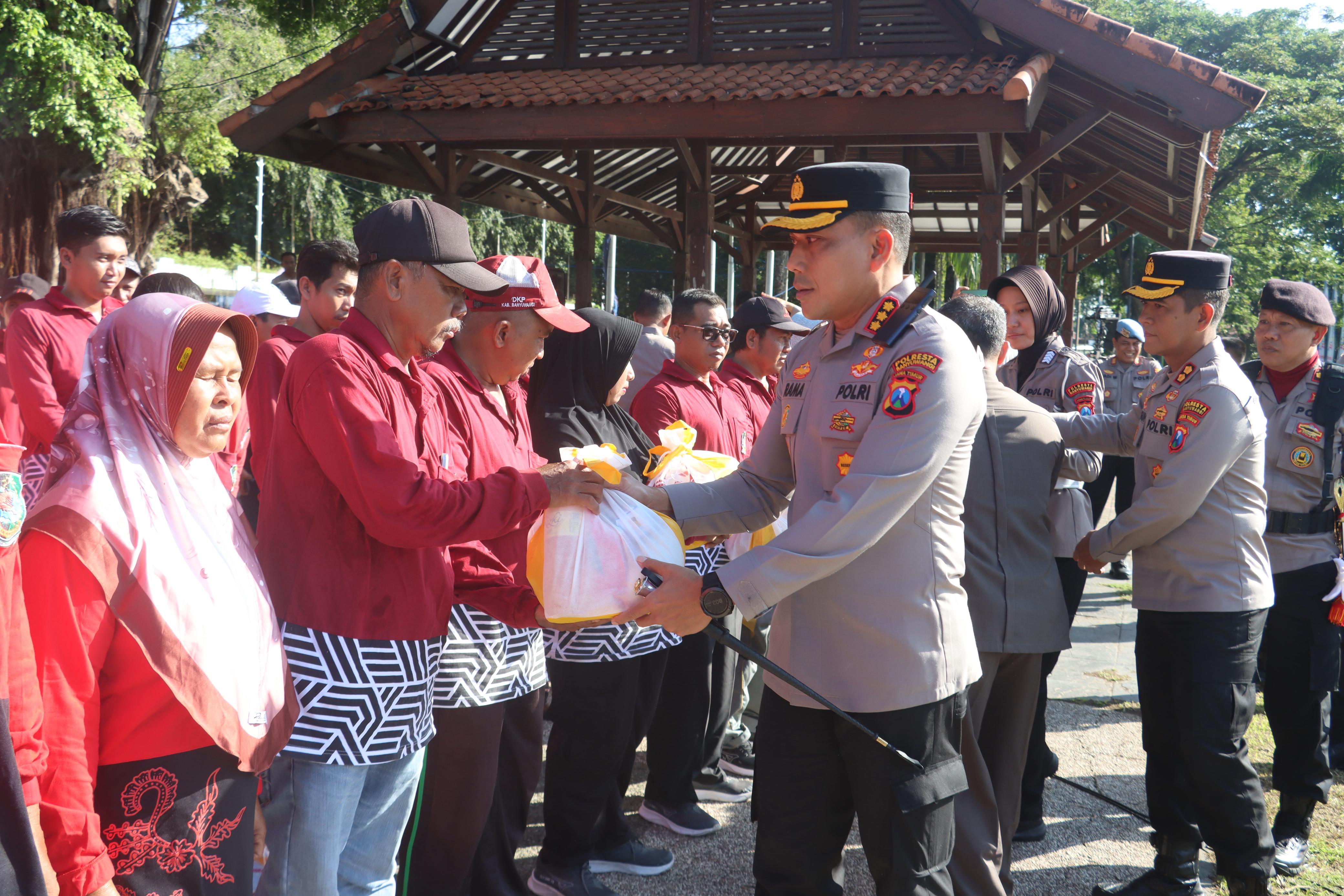 Hari Bhayangkara Ke-79, Polresta Banyuwangi Salurkan 1.500 Paket Sembako