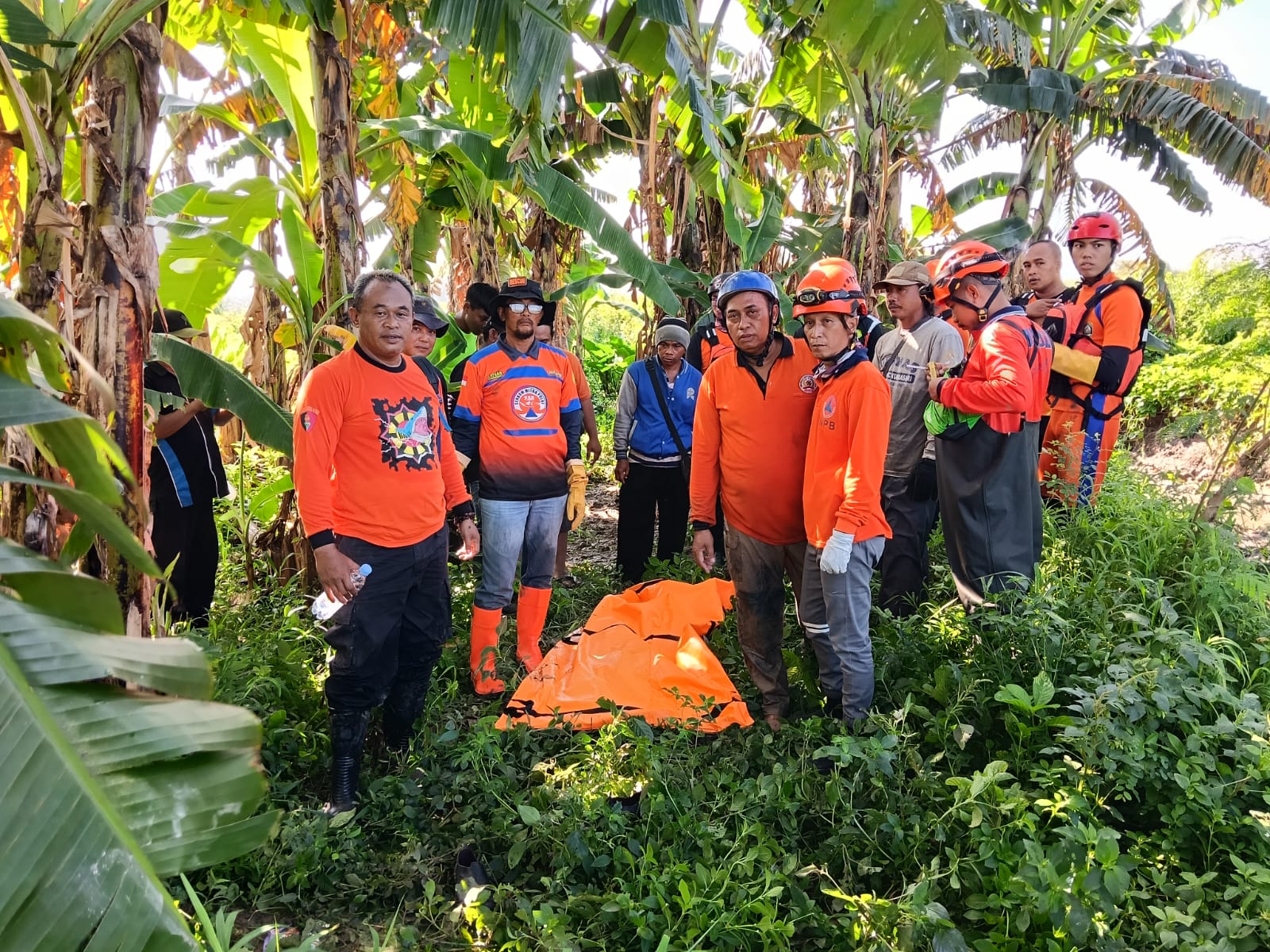 Polres Gresik bersama BPBD Bergerak Cepat Evakuasi Korban Terseret Selokan di Driyorejo Ditemukan Meninggal