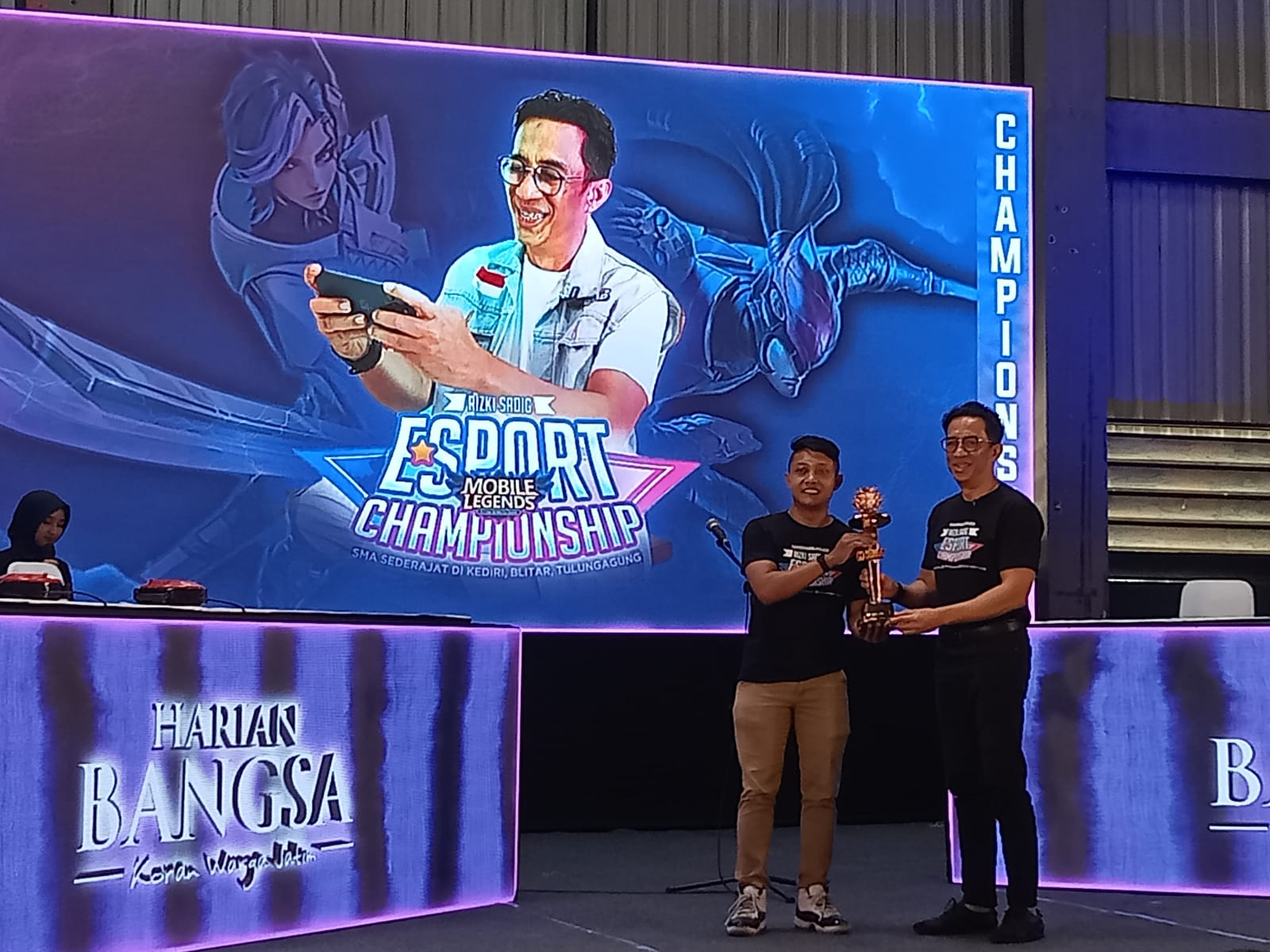 Ribuan Suporter Padati Turnamen Mobile Legends Piala Rizki Sadig di Tulungagung