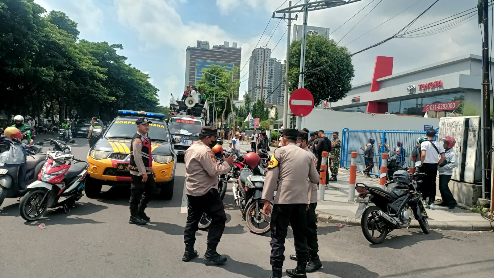 Polsek Gayungan Kawal Titik Kumpul Buruh FSPMI Mojokerto di Surabaya, Pastikan Situasi Kondusif