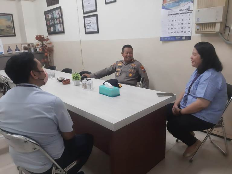 Kapolsek Sukomanunggal Sambang Sekolah, Perkuat Sinergi dan Sampaikan Imbauan Kamtibmas di SMAK Gloria 1