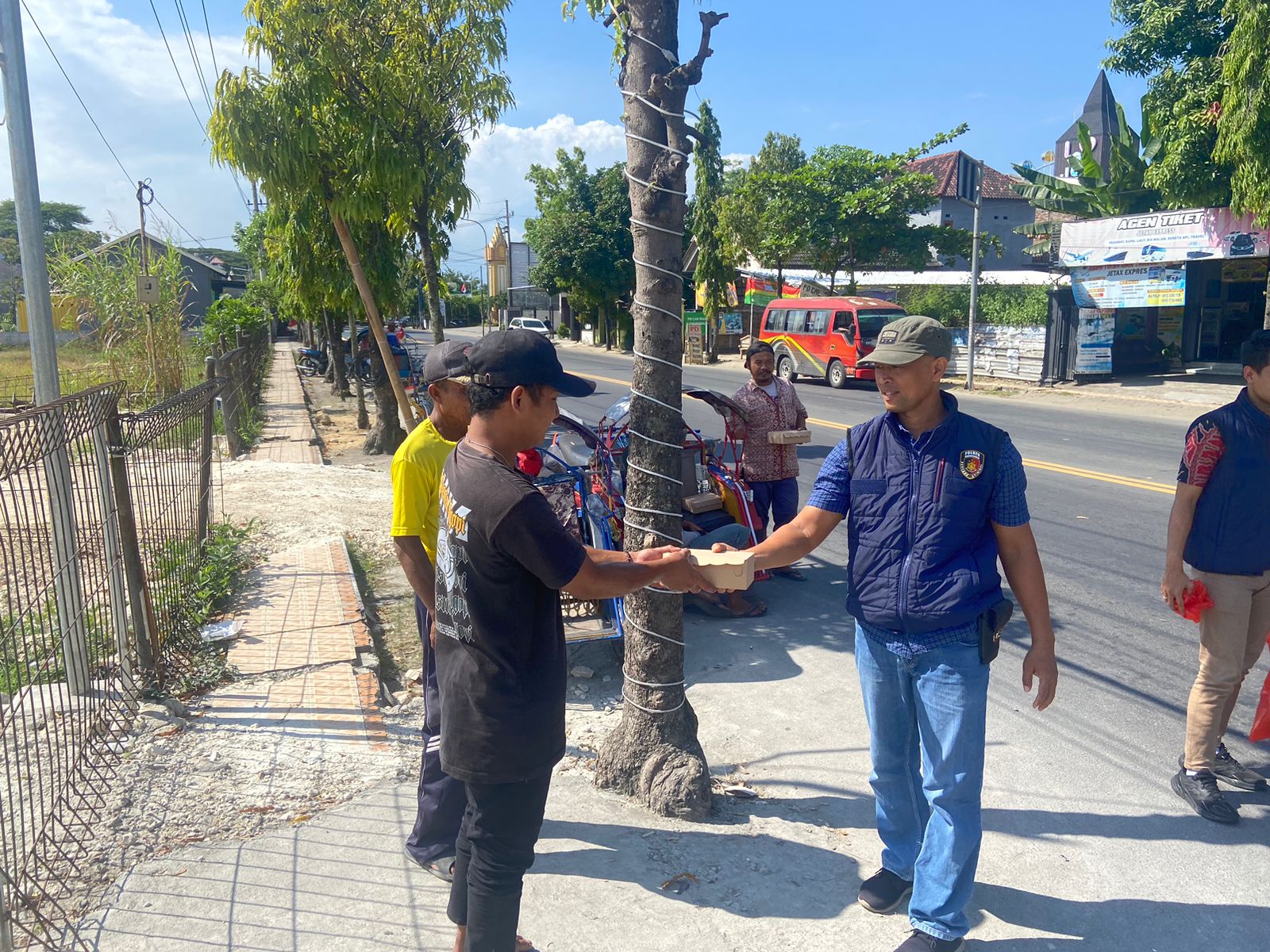 Satreskrim Polres Bojonegoro Berbagi Nasi Bungkus untuk Tukang Becak