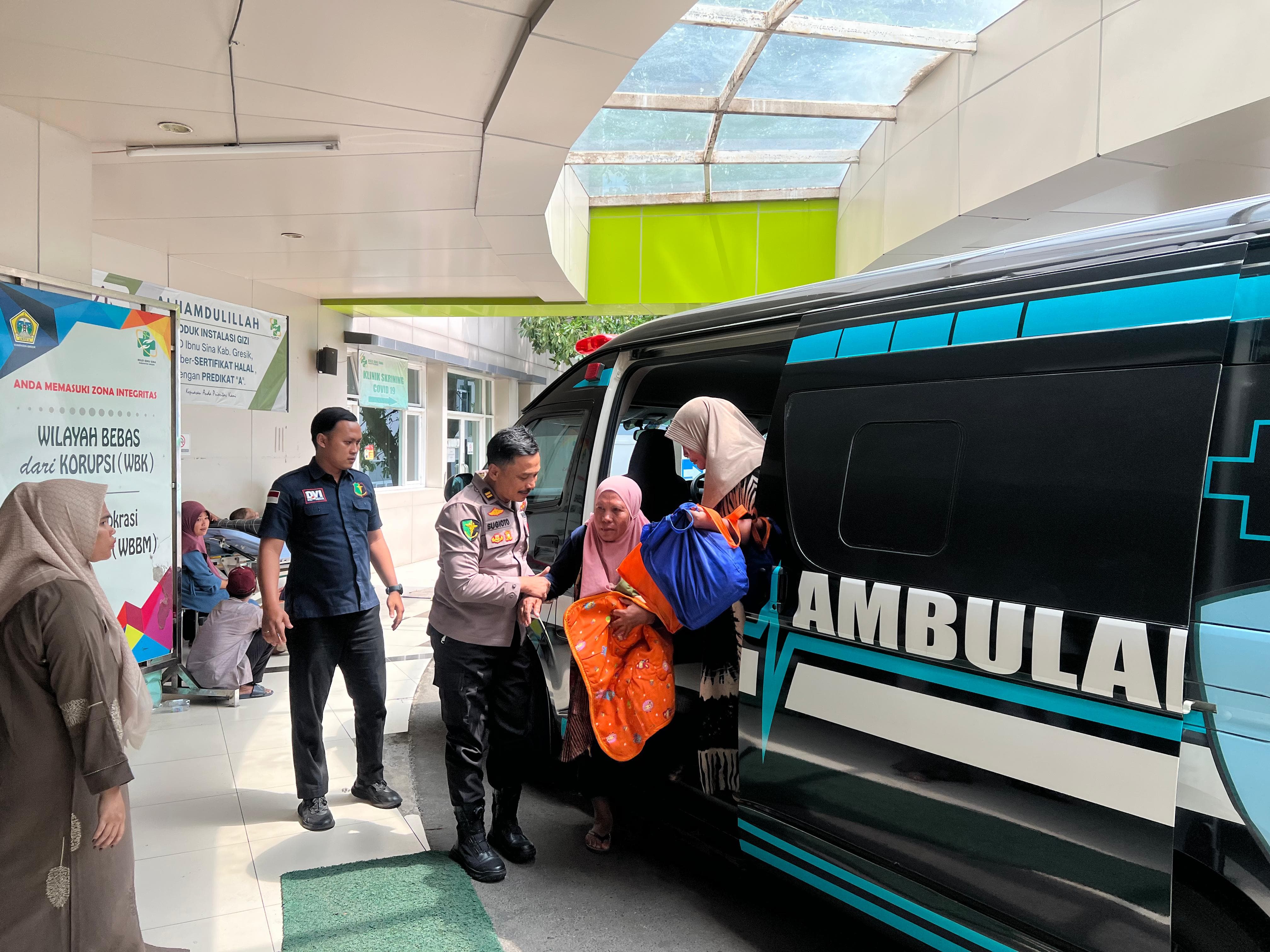 Tangis Haru Iringi Kedatangan Tim Kesehatan Polres Gresik Selamatkan Bayi Mahesa
