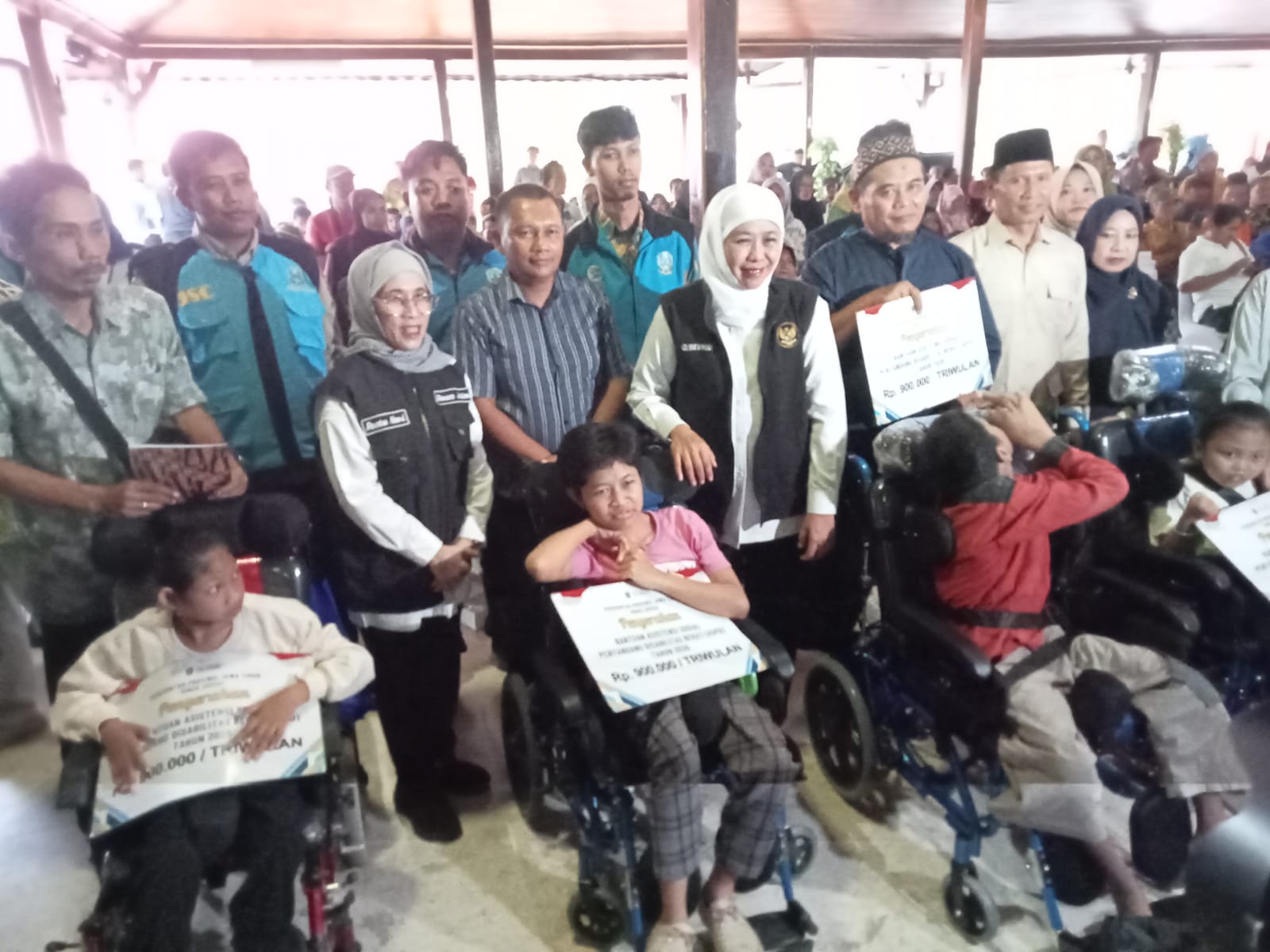 Ratusan Warga Terima Bansos, Plt Bupati Tulungagung Ingatkan Agar Digunakan Sebaik-baiknya