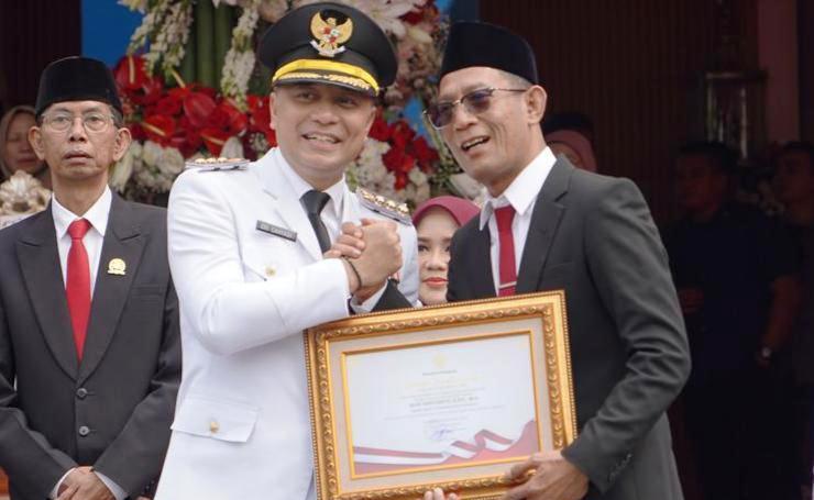 Kantah Surabaya I Serahkan 71 Sertipikat Tanah Elektronik kepada Pemkot Surabaya